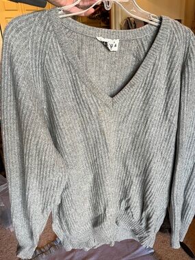 Ashley’s Made In Italy Cashmere Gray Ribbed V-Neck Sweater